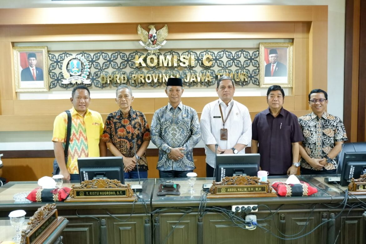 Wakil Ketua Komisi II DPRD Provinsi Kalsel Muhammad Yani Helmi pimpin kegiatan studi banding ke DPRD Provinsi Jatim.(foto : humasdprdkalsel)