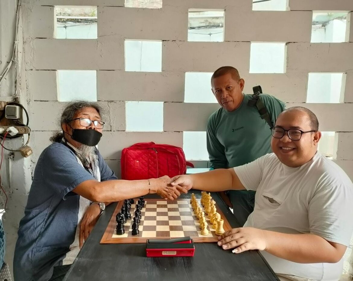 Pecatur JOB, Nafari Fauzi (kiri) saat uji tanding dengan Master Fide Said Kamaruzzaman (kanan) jelang Porwada Piala Paman Birin, Kamis (20/7/2023) siang di Hotel Tambangan Banjarmasin. (foto: ist/brt)