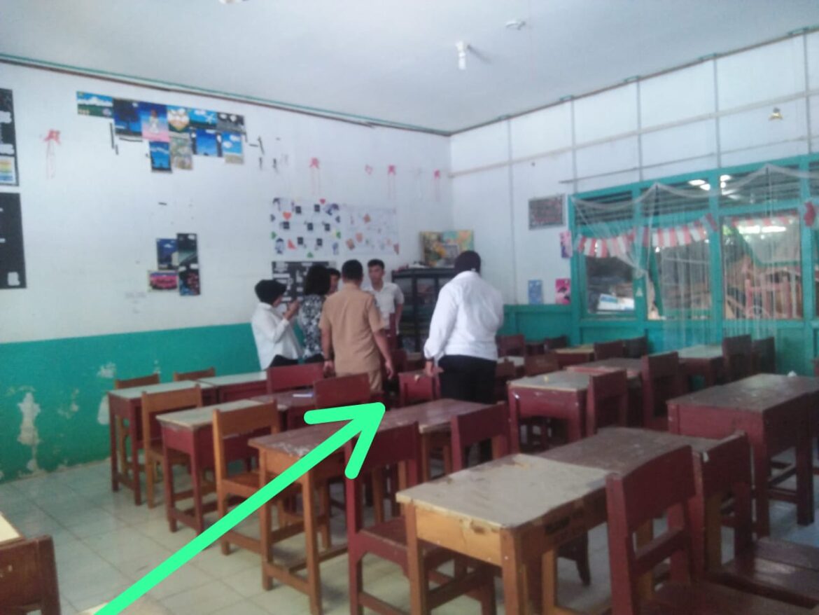 CEK TKP - Anggota Unit PPA Polresta Banjarmasin saat melakukan cek Tempat Kejadian Perkara (TKP) penusukan korban pelajar di dalam kelas, Senin (31/7/2023) pagi. (foto:ist)