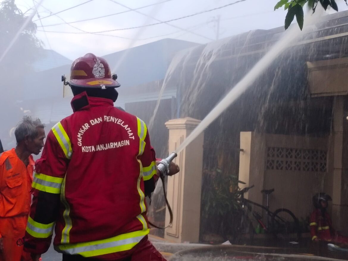 Proses pemadaman api yang terjadi di Banjarmasin belum lama tadi.