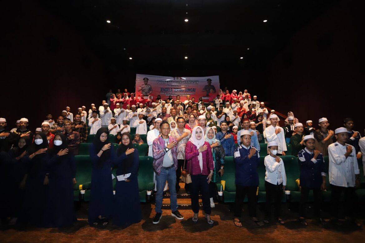 NONBAR JSS - Ratusan anak panti dan pengasuh gembira saat diajak Kapolresta Banjarmasin nonbar Jendela Seribu Sungai di Studio XXI Banjarmasin, Jumat (21/7/2023). (foto:sum/brt)