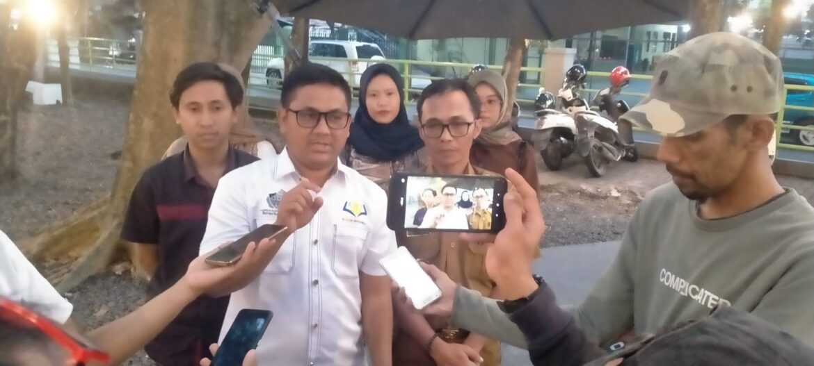 M Pajri SH MH , pengacara penggugat dari Borneo Law Firm didampingi aKades Endang Sudrajat saat diwawancarai wartawan. (Foto Istimewa)