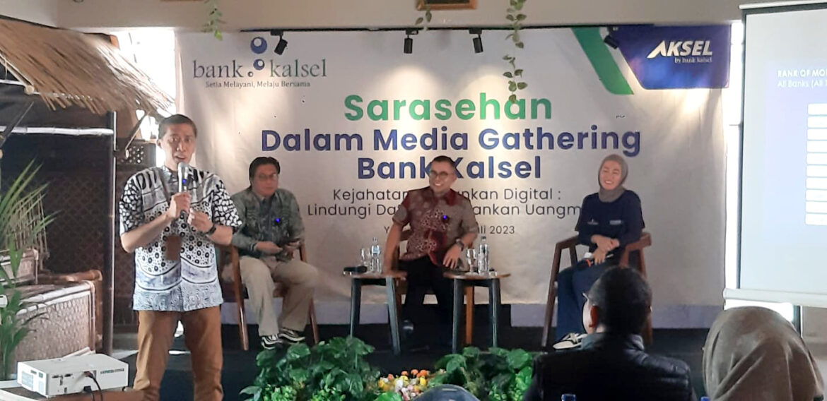 Tampak Sebagai Pembicara Direktur Utama Bank Kalsel, Fachrudin dan Kepala OJK Regional 9 Kalimantan Darmansyah (foto:Istimewa)