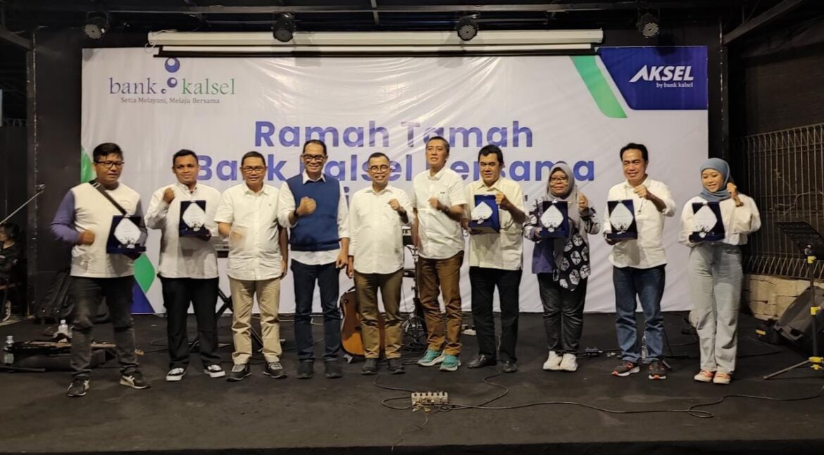 Efendi Susanto Perwakilan Barito Post Menerima Penghargaan dari Bank Kalsel (foto:istimewa)
