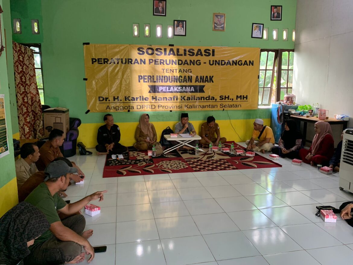 Anggota DPRD Provinsi Kalsel Dr H Karlie Hanafi Kalianda, SH MH saat melakukan Sosialisasi Rancangan Peraturan/Peraturan Perundang-undangan tentang Peraturan Daerah Provinsi Kalsel Nomor 11 tahun 2018 tentang Pemberdayaan Perempuan dan Perlindungan Anak di Desa Pindahan Baru, Kecamatan Rantau Badauh, Kabupaten Batola.(foto : ist)
