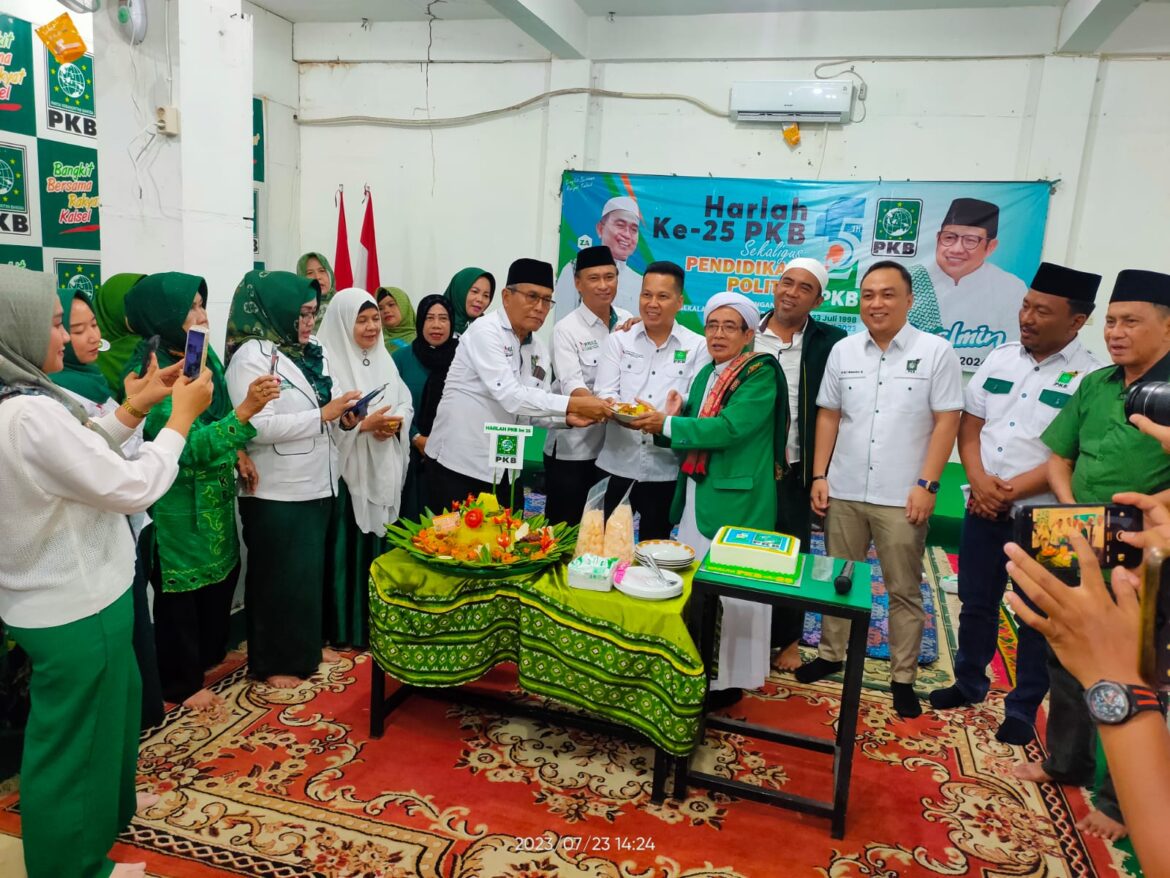 Wakil Ketua DPW PKB Provinsi Kalsel H Suripno Sumas, SH, MH serahkan potongan nasi tumpeng kepada Ketua Dewan Syuro DPW PKB Provinsi Kalsel KH Syakerani Naseri disela acara peringatan Harlah ke-25 Tahun PKB.(foto : sophan/brt)