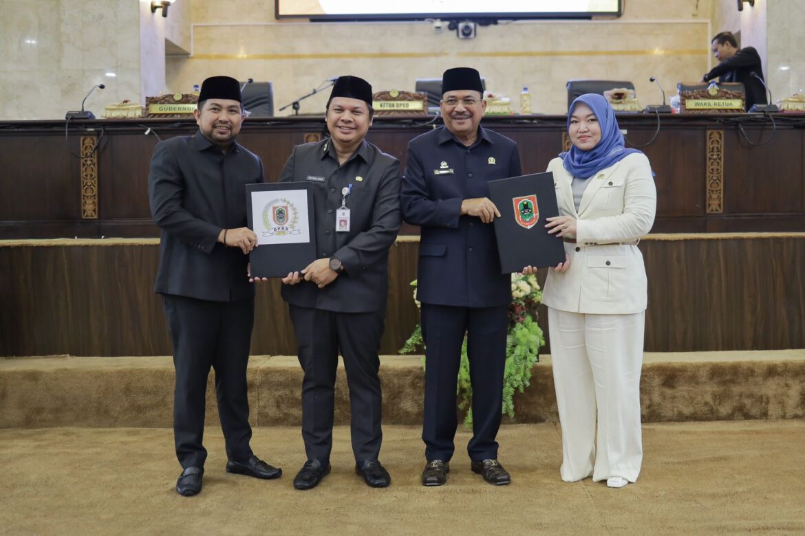 Pimpinan DPRD Provinsi Kalsel bersama Sekdaprov Kalsel Roy Rizali Anwar perlihatkan berita acara Raperda RTRW Provinsi Kalsel 2023-2043 disetujui menjadi Perda.(foto : humasdprdkalsel)
