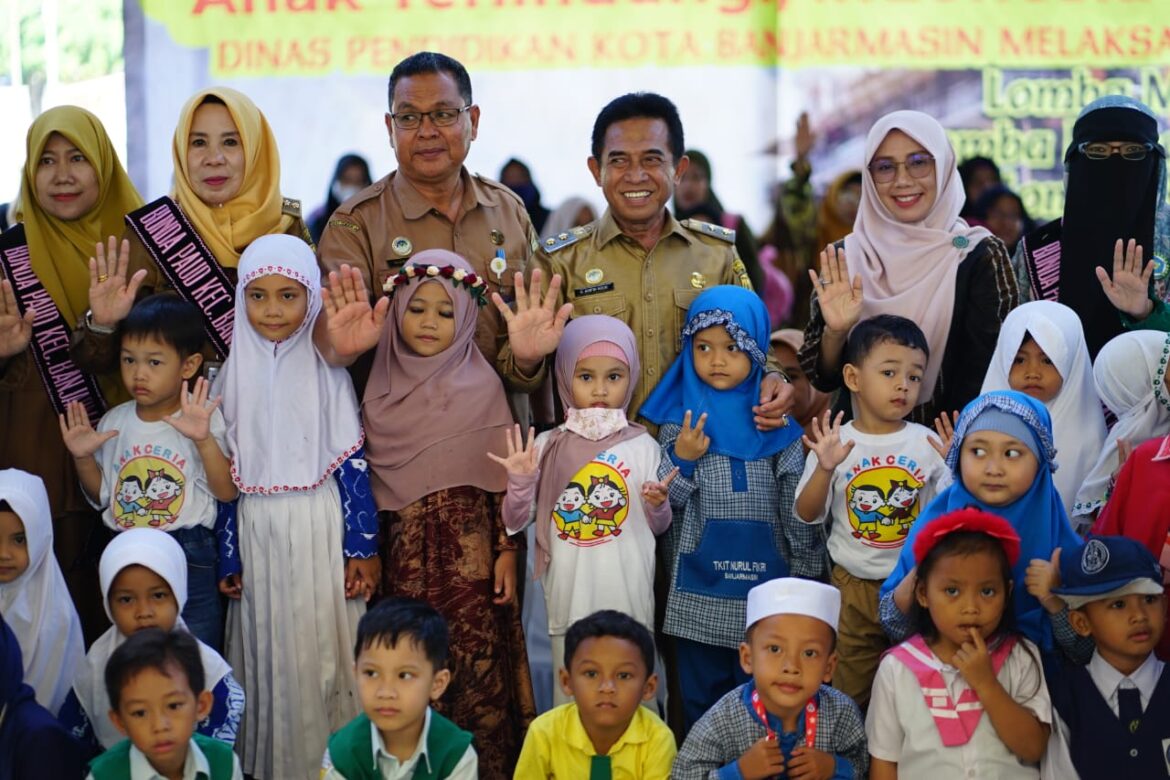 Wali Walikota Banjarmasin, Arifin Noor bersama anak-anak Paud di Banjarmasin.