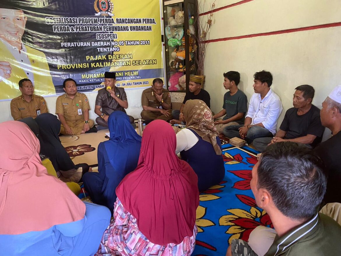Wakil Ketua Komisi II DPRD Provinsi Kalsel Muhammad Yani Helmi melaksanakan Sosialisasi Perda Nomor 05 Tahun 2011 tentang Pajak  Daerah Provinsi Kalsel di Desa Manunggal Kecamatan Karang Bintang Kabupaten Tanah Bumbu.(foto : ist)