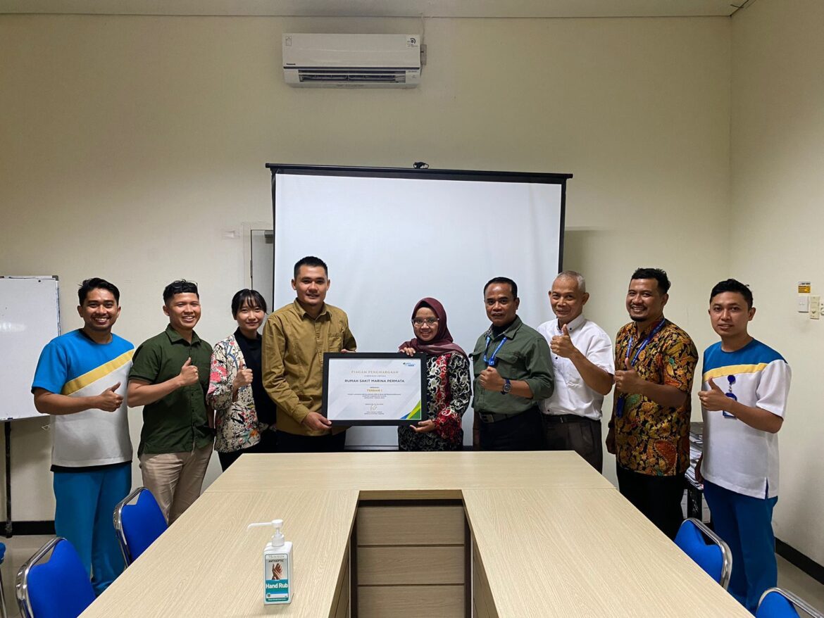 Kepala Bidang Pelayanan BPJAMSOSTEK Kantor Cabang Batulicin Yusef Dwi Jayadi Batulicin saat memberikan Penghargaan Terbaik 1 kepada Permata Batulicin Kabupaten Tanah Bumbu meraih Pusat Layanan Kecelakaan Kerja (PLKK) diterima Direktur RS Marina Permata dr Dwi Kartika Purbaningrum, Jumat (21/7/2023).(foto : ist)