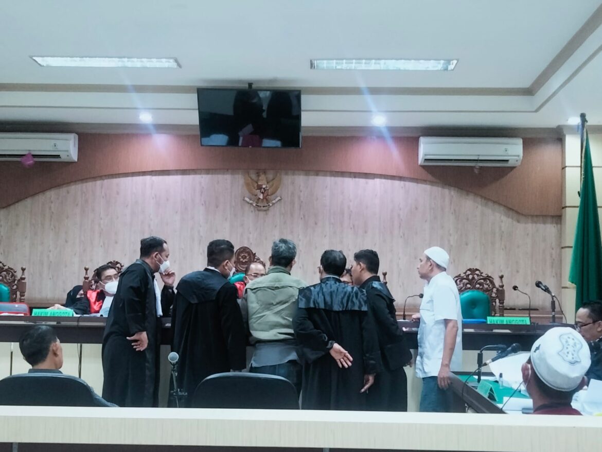 Ketua majelis hakim Suwandi SH saat memperlihatkan BAP penyidik kepada saksi Rizali pada pada sidang pengadaam lahan Bendungan Piani di Tapin.