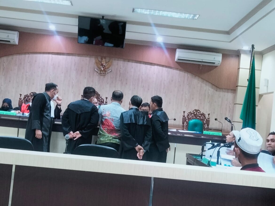Salah satu saksi perkara korupsi pengadaan lahan Bendungan Piani Tapin saat memberikan penjelasan kepada majelis hakim disaksikan JPJ dan penasehat hukum para terdakwa.