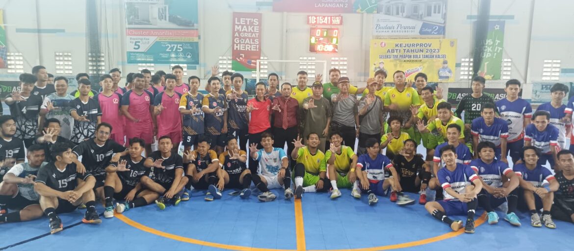 Para tim bola tangan yang mengikuti Kejurprov sekaligus seleksi Pra PON 2023, Kamis (27/7/2023) pagi di Borneo Indoor Futsal Banjarmasin. (foto: Tolah/brt)
