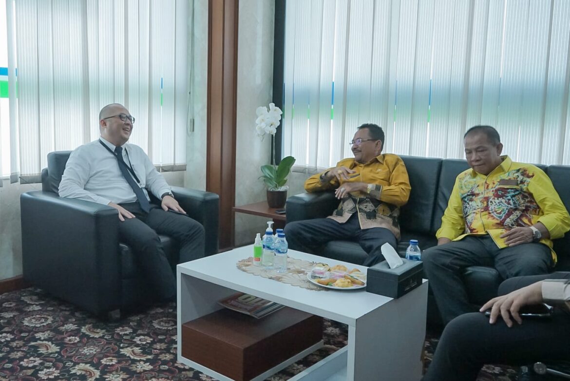 Ketua DPRD Provinsi Kalsel DR (HC) H Supian HK, SH, MH didampingi Staf Ahli DPRD Provinsi Kalsel H Puar Junaidi saat Monitoring dan Evaluasi Anggaran Semester 1 Tahun 2023 di Bank Kalsel Cabang Jakarta.(foto : humasdprdkalsel)