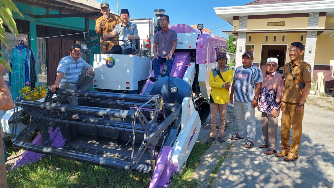 Anggota DPRD Provinsi Kalsel Dr H Karlie Hanafi Kalianda, SH MH foto bersama kepala desa dan anggota Gapoktan Sumber Makmur II disela penyerahan mesin panen Combine Harverter Besar di Desa Baringin Jaya Kecamatan Anjir Muara Kabupaten Barito Kuala, Selasa (11/7/2023).(foto : ist)