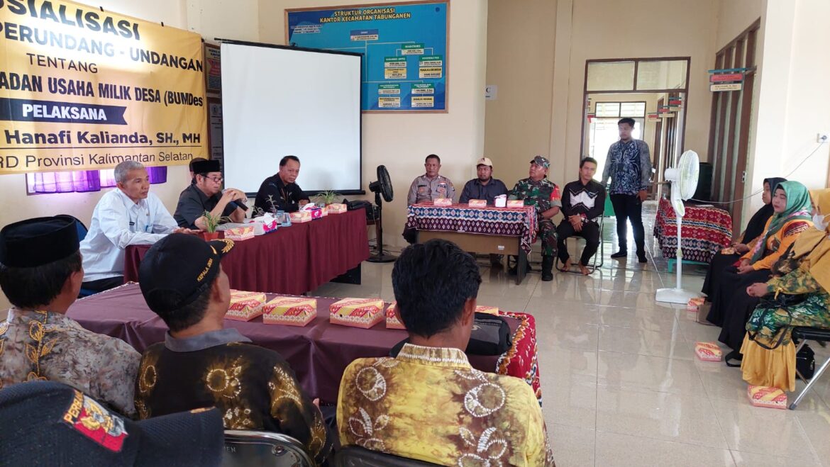 Anggota DPRD Provinsi Kalsel Dr H Karlie Hanafi Kalianda, SH MH saat melakukan Sosialisasi Peraturan tentang Pengembangan Badan Usaha Milik Desa di Kecamatan Tabunganen, Kabupaten Batola, Kamis (13/7).(foto : ist)