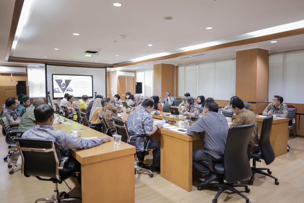 Rombongan Komisi III DPRD Provinsi Kalsel kembali mendatangi Direktorat Jenderal Mineral dan Batubara Kementerian Energi dan Sumber Daya Mineral di Jakarta mempertanyakan kapan kepastian perbaikan jalan nasional yang longsor di kilometer 171 Desa Satui Barat Kecamatan Satui Kabupaten Tanah Bumbu.(foto : humasdprdkalsel)
