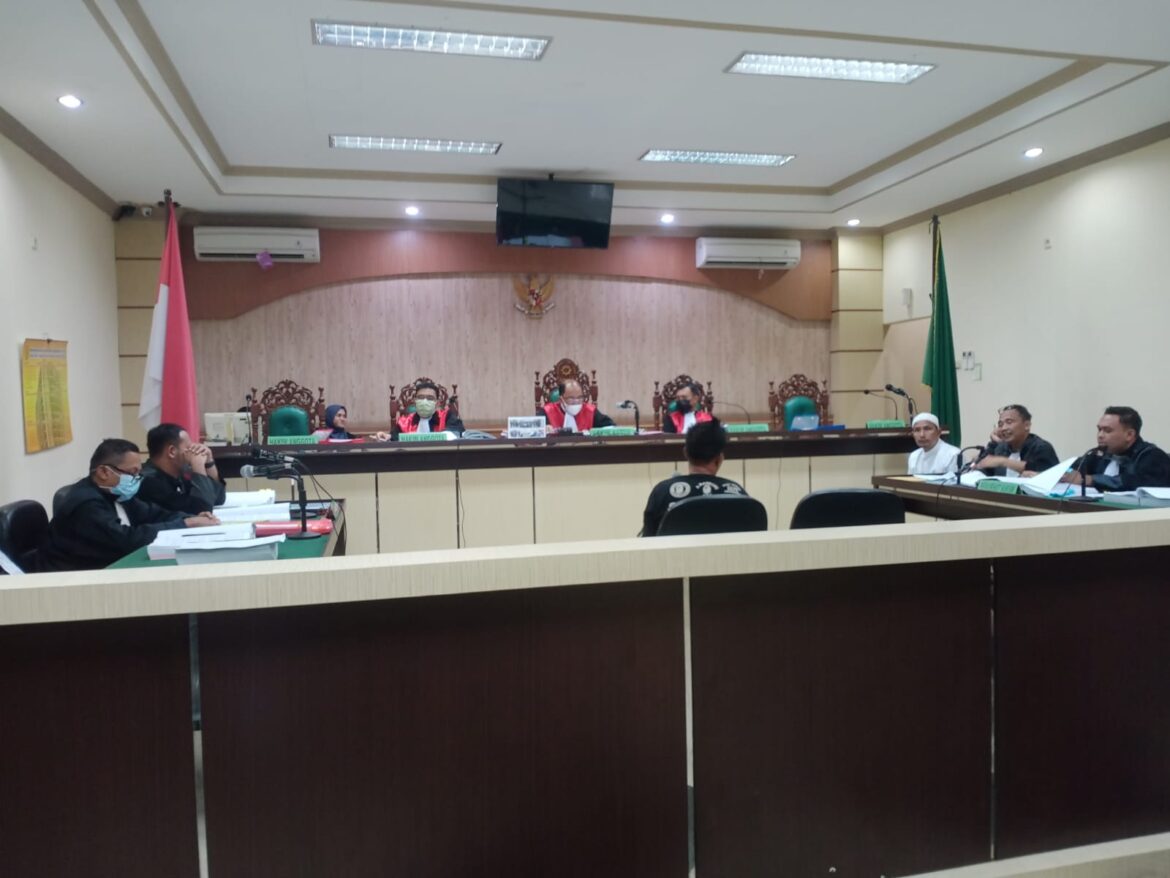 Saksi Hadil saat memberikan keterangannya dihadapan majelis hakim yang diketuai Suwandi SH pada sidang lanjutan Senin (17/7).