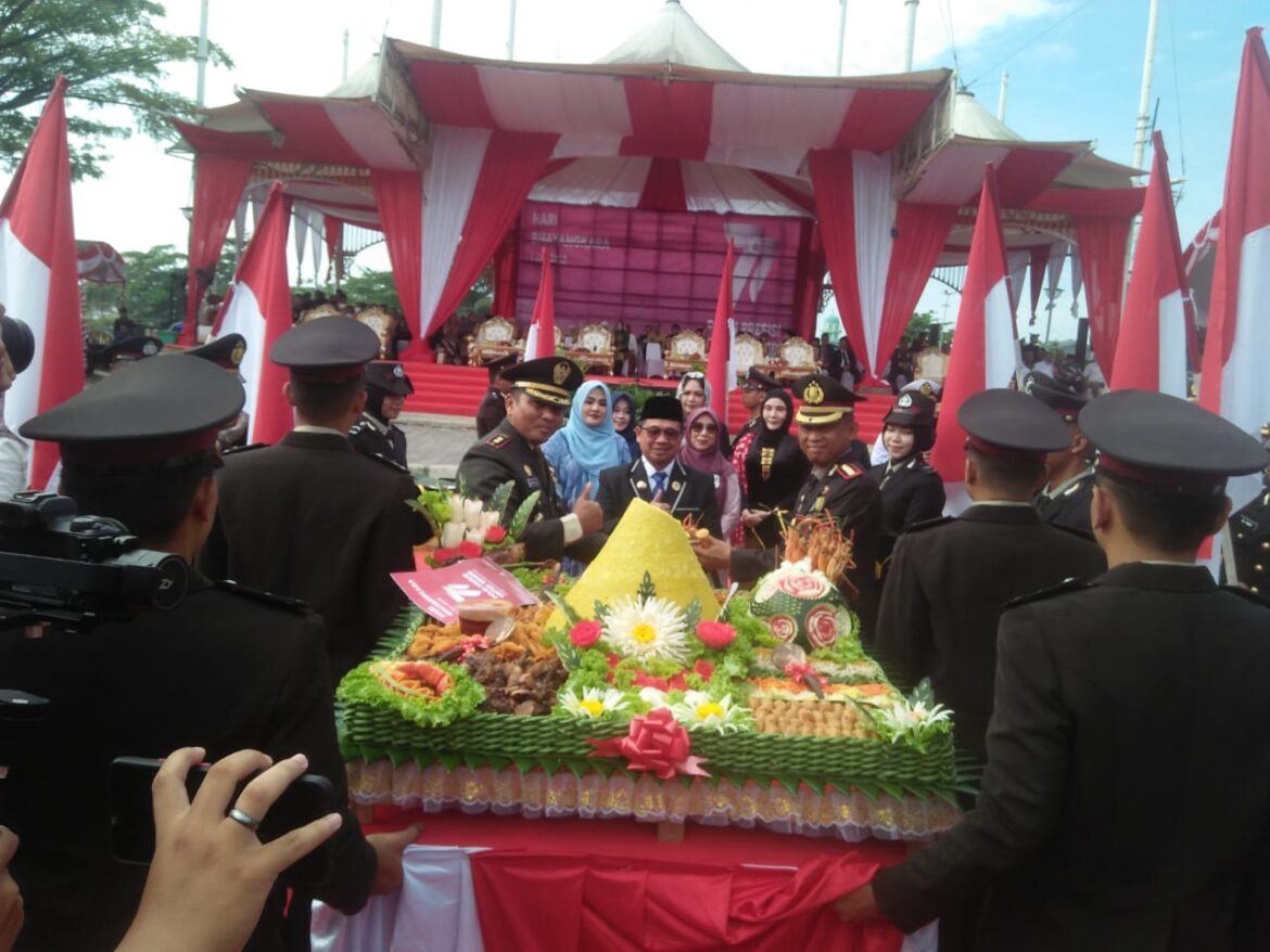 HUT BHAYANGKARA-Kapolresta Banjarmasin Kombes Pol Sabana Atmojo Martosumito saat beri nasi tumpeng HUT ke 77 Bhayangkara kepada Dandim 1007/Bjm dan Walikota Ibnu Sina, Sabtu (1/7/2023) pagi. (foto/sum/brt)