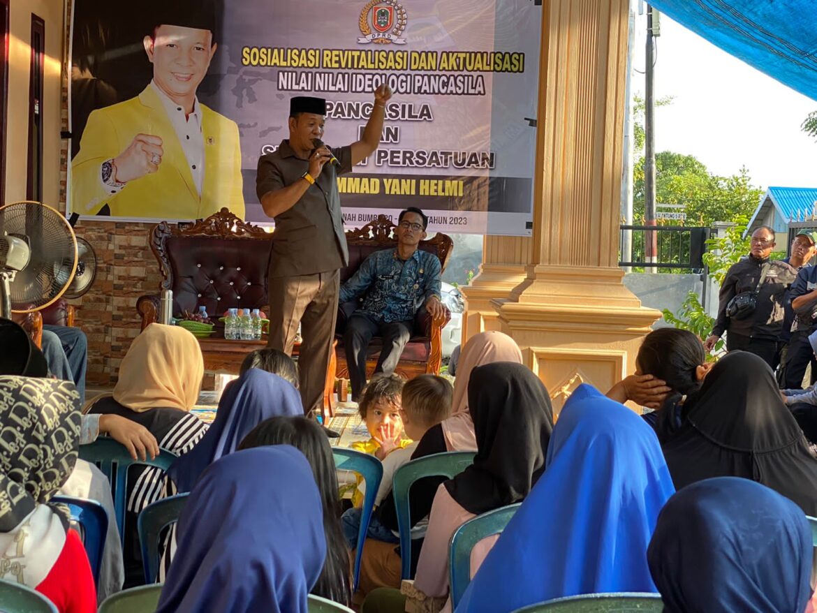 Wakil Ketua Komisi II DPRD Provinsi Kalsel Muhammad Yani Helmi karib disapa Paman Yani melaksanakan kegiatan Sosialisasi Revitalisasi dan Aktualisasi Nilai-Nilai Ideologi Pancasila di Desa Gunung Antasari Kecamatan Simpang Empat Kabupaten Tanah Bumbu.(foto : ist)