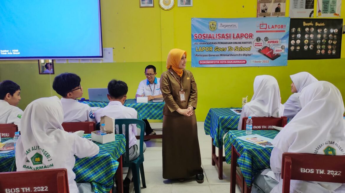 lustrasi guru honorer saat ngajar siswa