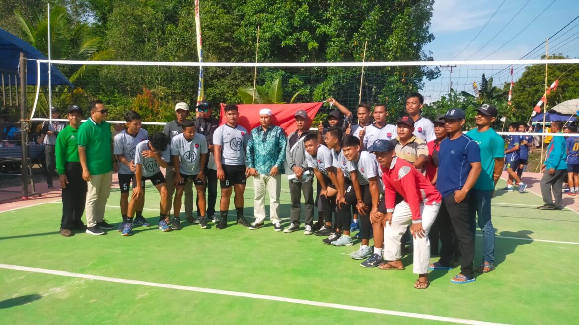 H BAHRUL ILMI menyerahkan piala dan uang pembinaan kepada para pemenang di Kejuaraan bola voli Hasimudin Cup yang diikuti tiga kecamatan di Desa Roham Jaya, Sabtu (23/7/2023) ( foto istimewa )