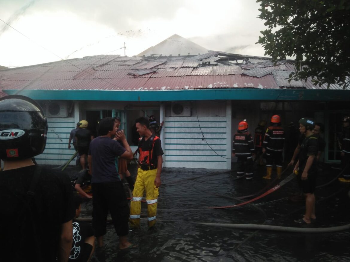 PADAMKAN API - Relawan PMK saat memadamkan kebakaran di RM Bakul Kemangi di Jalan Arthaloka Simpang empat pertama Gatot Subroto Kelurahan Kuripan Banjarmasin Timut, Selasa (11/7/2023) sore. (foto:sum)