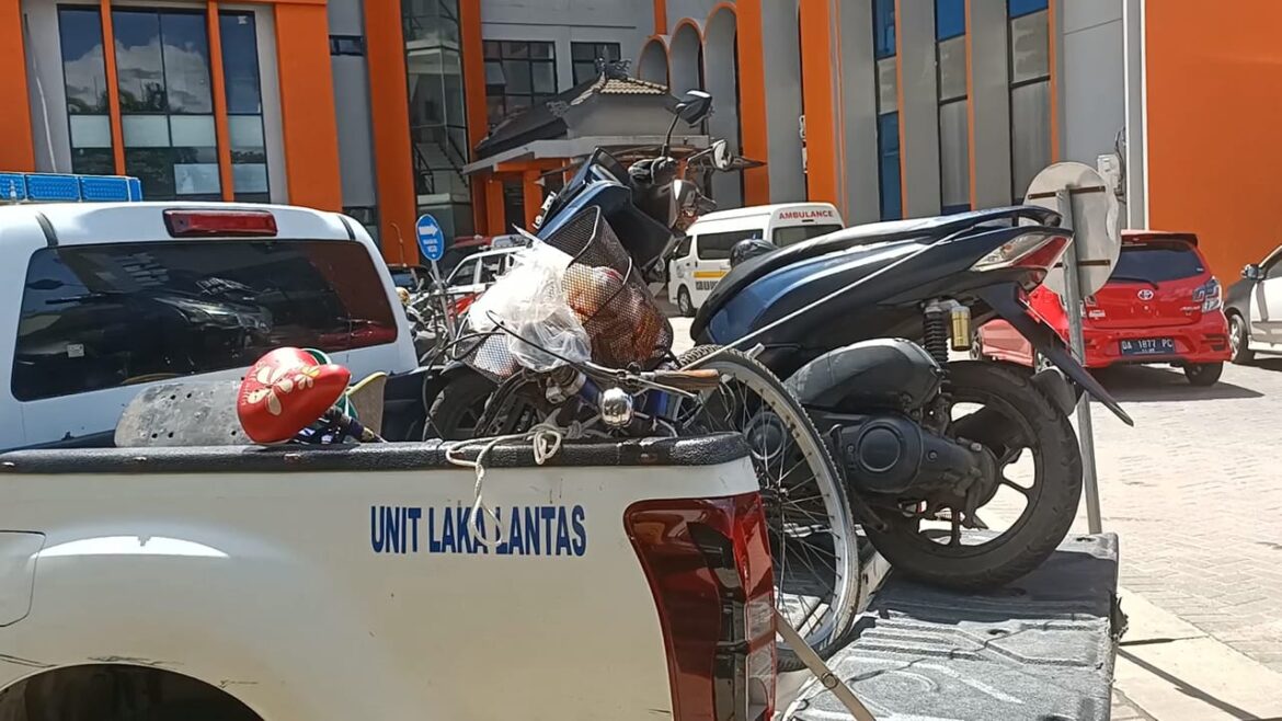 BARBUK LAKA-Pihak Satlantas Polresta Banjarmasin saat mengamankan barang bukti laka tewas seorang penjual jamu menggunakan sepeda dan yang terlibat motor Yamaha Lexi dengan nomor Polisi DA 6523 MBE, Senin (17/7/2023) pagi. (foto:sum)