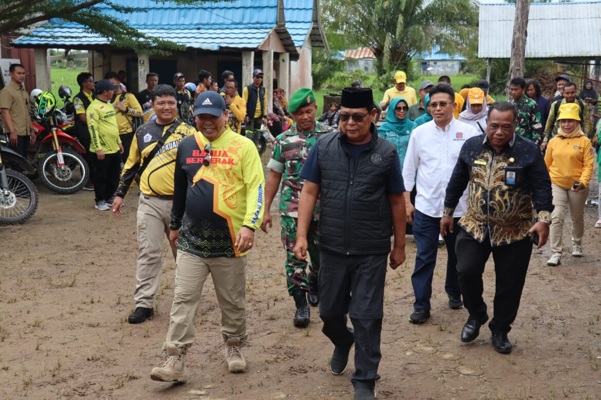Paman Birin Serahkan 105 Unit Bantuan RTLH untuk Batola