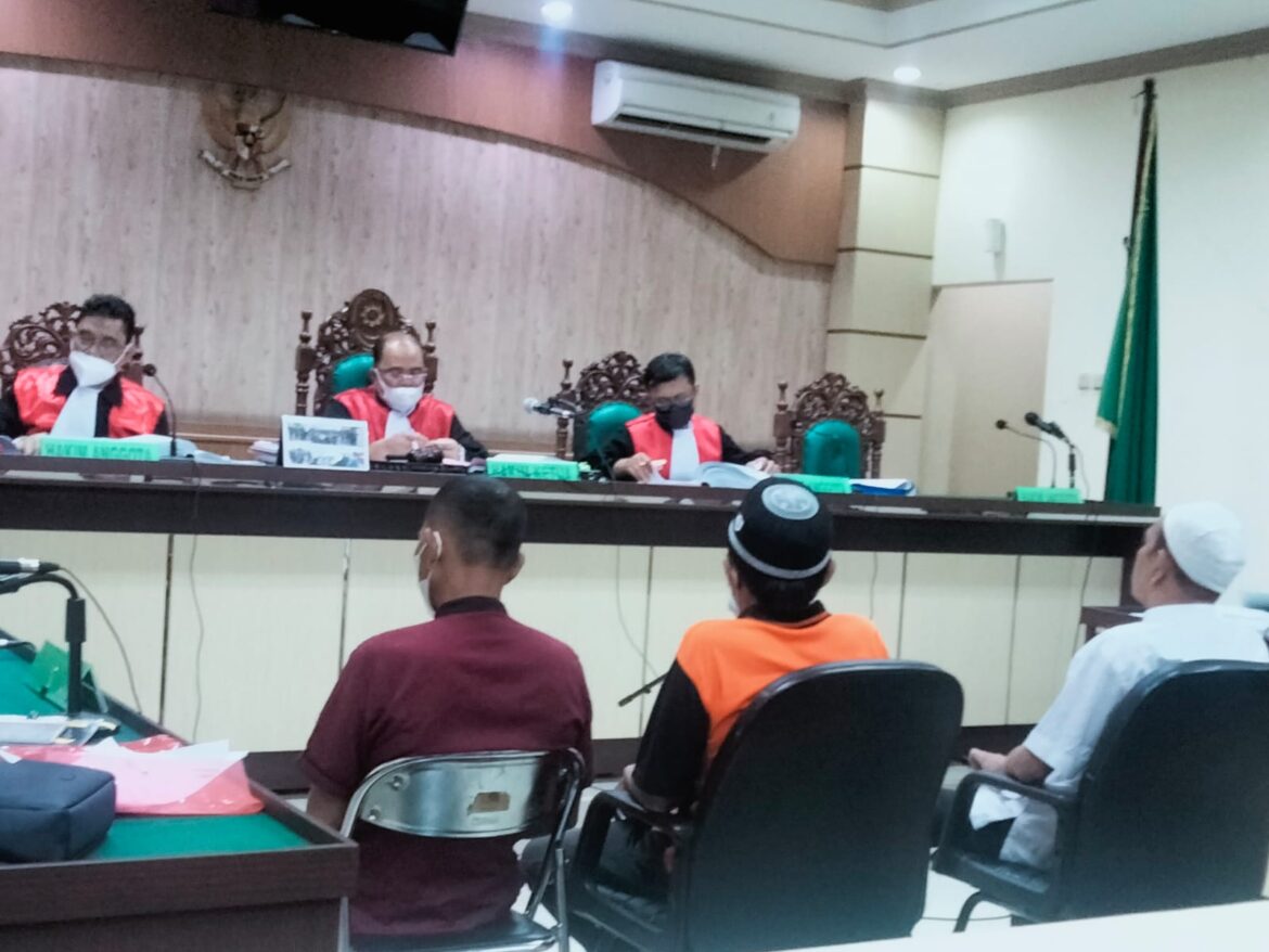 Ketiga terdakwa ketika saling bersaksi dalam perkara yang sama yakni dugaan TPPU pembebasan lahan Bendungan Piani.