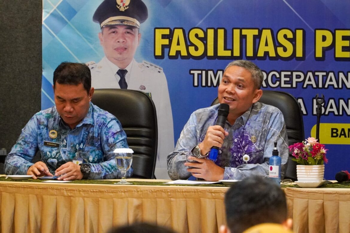 Staf Ahli Bidang Kerjasama dan Investasi Kota Banjarmasin, Iwan Fitriadi bersama Kadinkes, M Ramadhan.