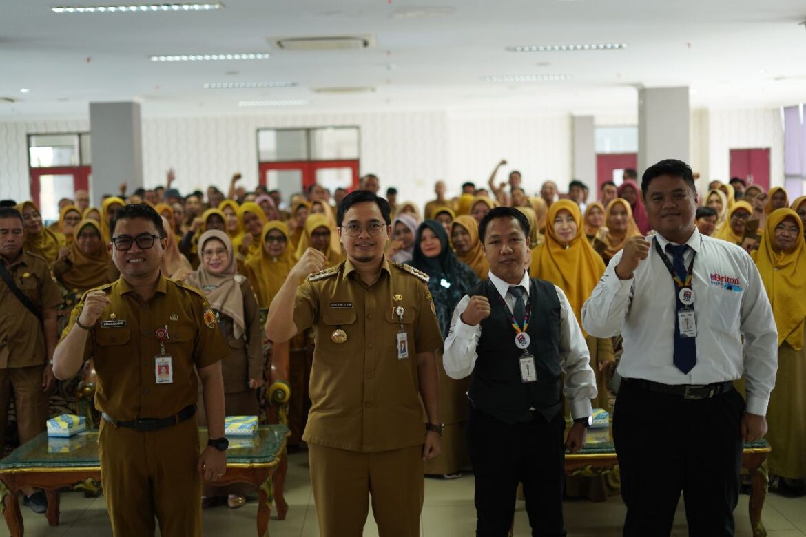 Bupati HST, H Aulia Oktafiandi didampingi Kepala Dinas Pendidikan (Kadisdik) Kabupaten HST, H Muhammad Anhar (foto : yufanata/brt)