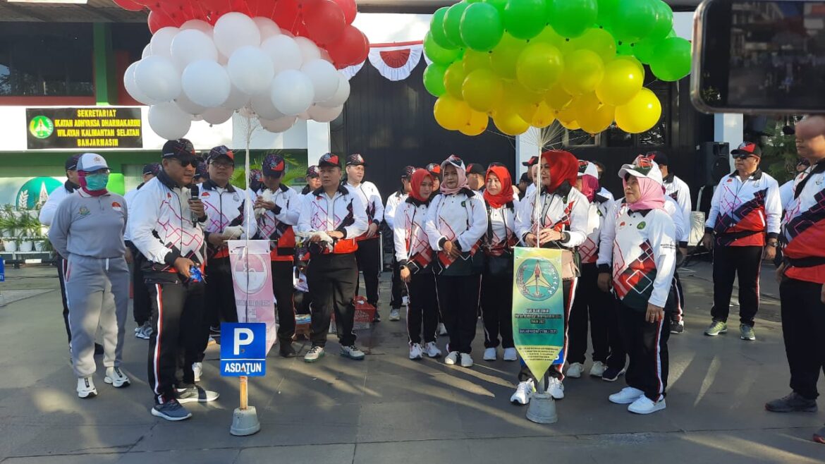 Kajati Kalsel Dr Mukri SH MH didampingi para asisten saat menerbangkan balon tanda dimulainya POR Semarkkam Hari Bhakti Adhaykasa ke 63, Selasa (11/7).