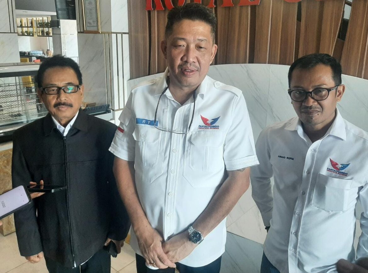 Plt Ketua Partai Perindo Kalsel, Ronny Tanusaputra (Tengah)