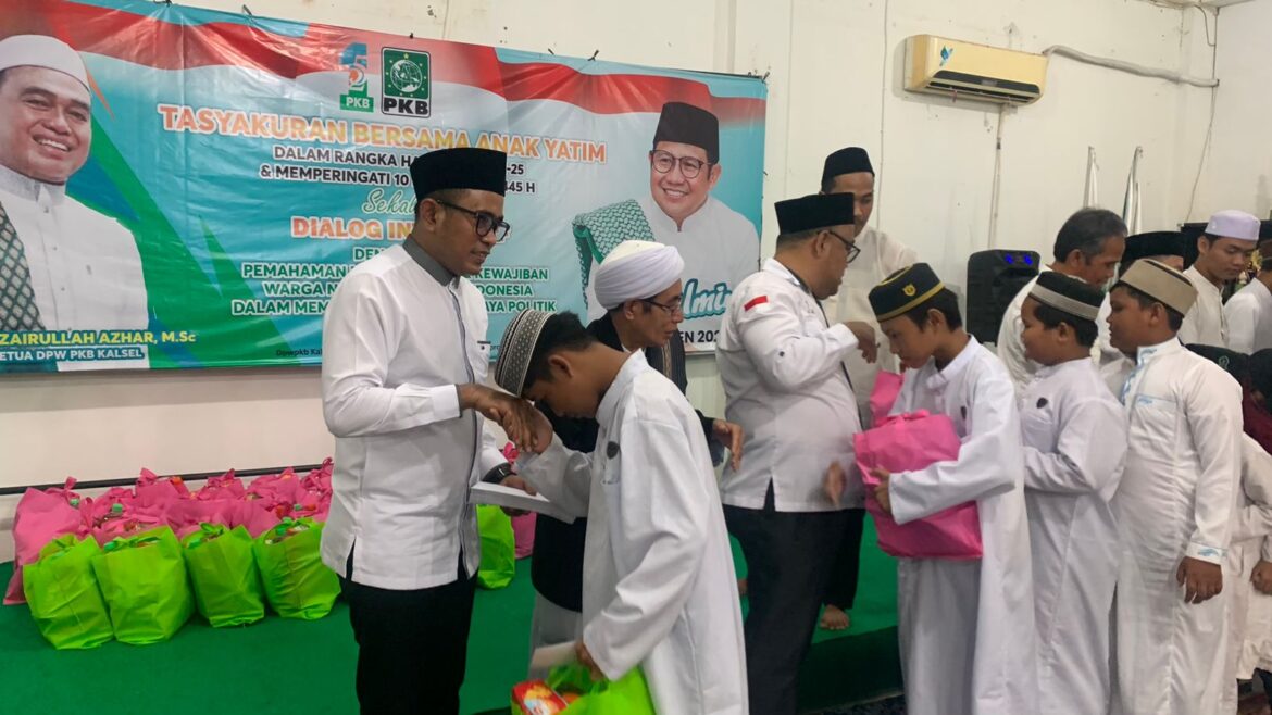 Anggota DPR RI Fraksi PKB Dapil Kalsel Heru Widodo dan Sekretaris DPW PKB Provinsi Kalsel H Hormansyah saat menyerahkan santunan kepada anak yatim disela memperingati Hari Asyura.(foto : ist)