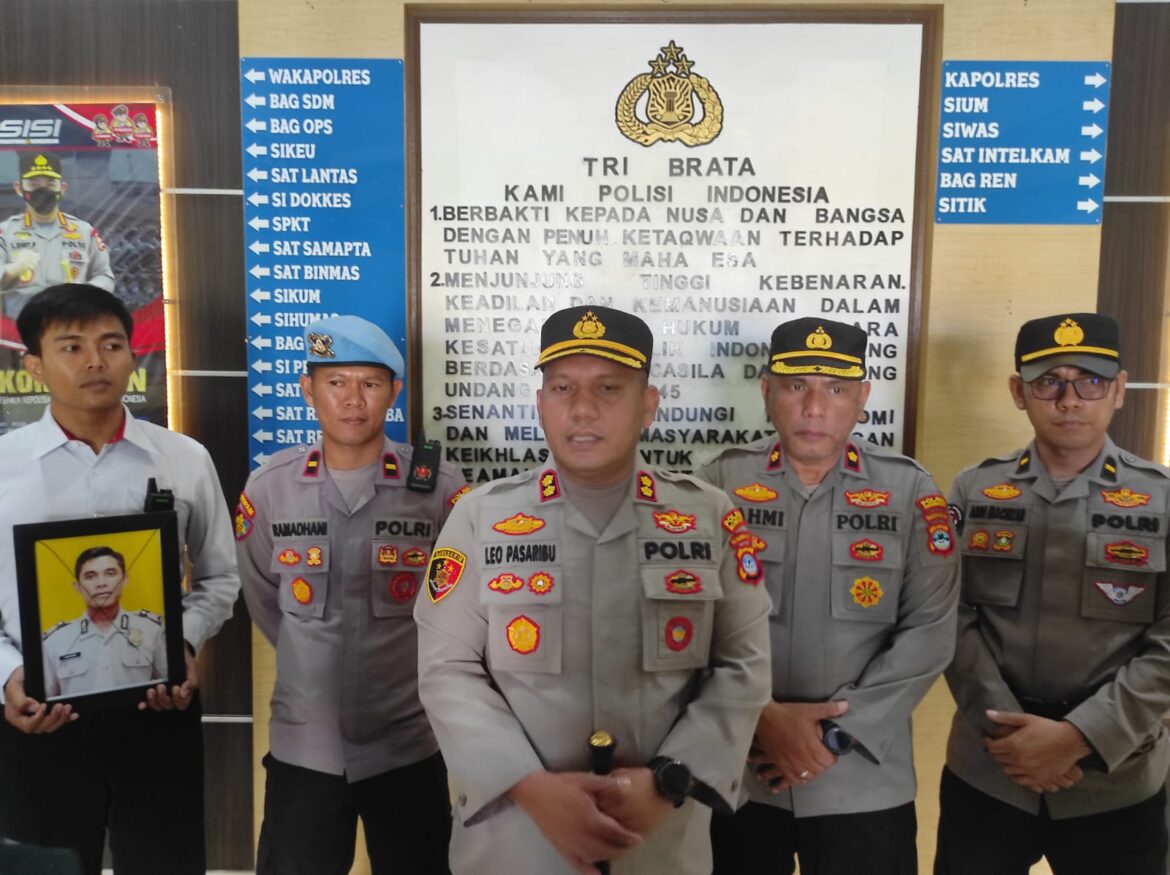 Kapolres HSS AKBP Leo Martin Pasaribu, beri keterangan Pers terkait upacara PTDH personilnya.
