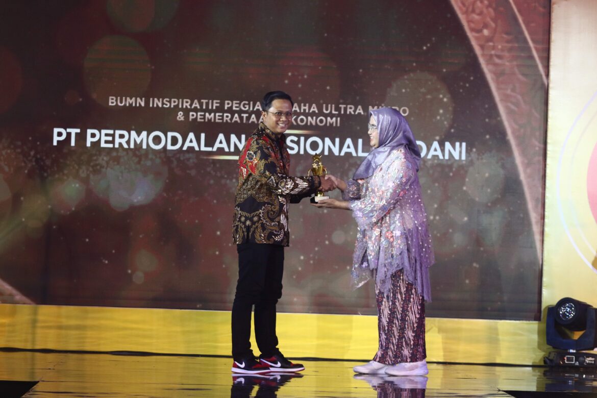 PT PNM berhasil mendapatkan awards dalam kategori BUMN Inspiratif Pegiat Usaha Ultra Mikro & Pemerataan Ekonomi (foto:ist)
