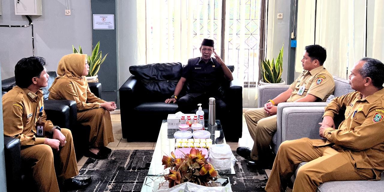 Wakil Ketua Komisi II DPRD Provinsi Kalsel Muhammad Yani Helmi saat melakukan monitoring layanan di UPPD Samsat Pelaihari, Senin (31/7/2023) siang.(foto : ist)