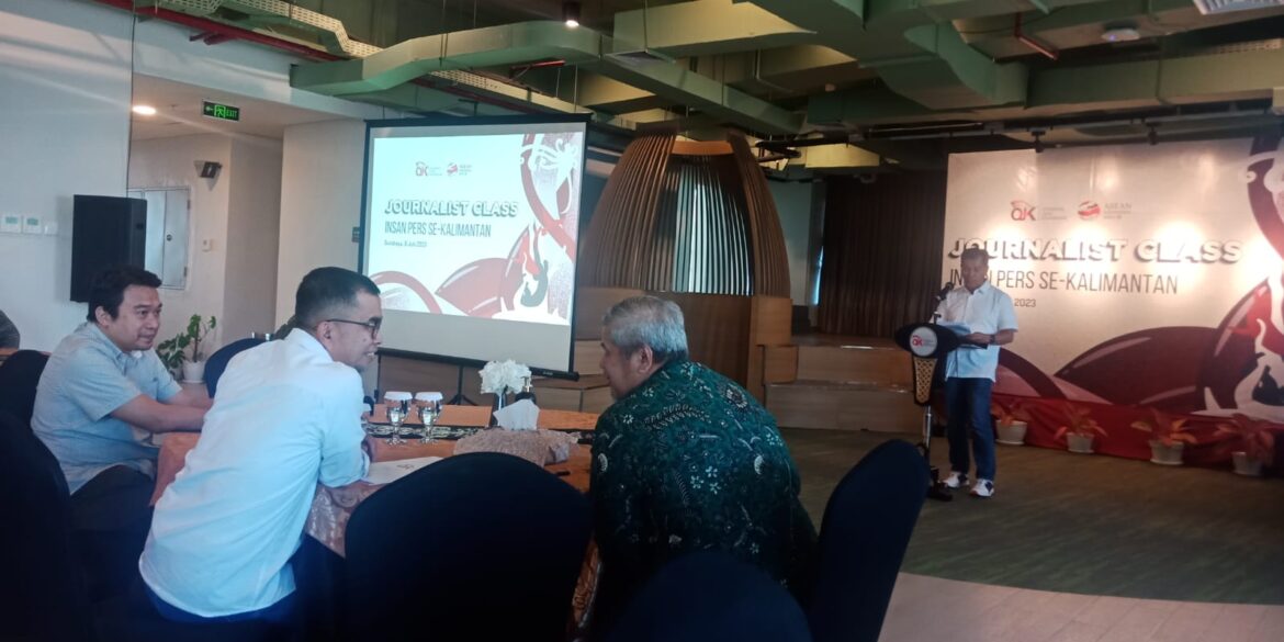 Hadir Kepala OJK Regional 9 Kalimantan Darmansyah, Direktur Pengawasan OJK Kantor Regional 9 Kalimantan, Ahimsa, Direktur Pengawasan OJK 1 Kantor Regional 4 Jawa Timur Nasirwan, Kepala OJK Provinsi Kalteng Otto Fitriandy, Kepala OJK Provinsi Kalbar Maulana Yasin, Kepala OJK Provinsi Kaltim Made Yoga Sudharma, serta Deputi Direktur Perencanaan, Pengembangan, Evaluasi Literasi dan Edukasi Keuangan Yulianta (foto:baritopost)