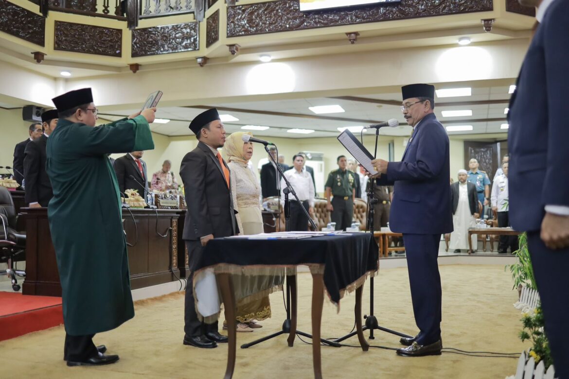 Ketua DPRD Provinsi Kalsel DR (HC) H Supian HK SH MH pimpin pengucapan sumpah janji diikuti Susan SH MH dan Fahruri ST sebagai anggota dewan PAW sisa masa jabatan 2019-2023.(foto : humasdprdkalsel)