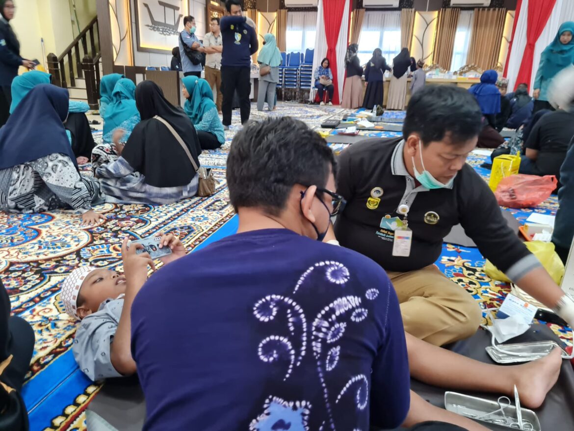 Sunatan massal di Balai Kota Banjarmasin diikuti 300 anak se Kota Banjarmasin.