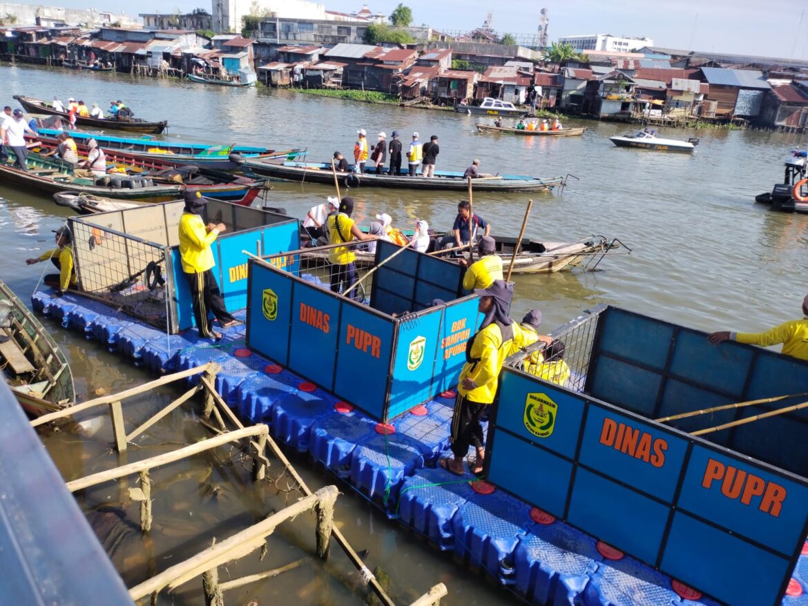 Aksi bersih bersih sungai di Banjarmasin.