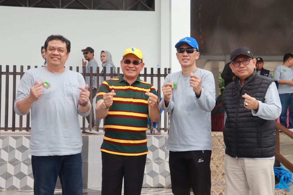 Direktur Utama Bank Kalsel Fachrudin bersama Bupati Sayed Jafar, dan usur pimpinan bank kalsel (foto:istimewa)