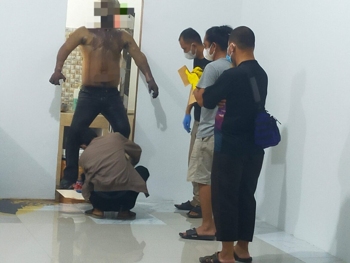 GANTUNG DIRI -Pihak Inafis Polres Banjar saat melakukan olah TKP korban gantung diri di Villa Mahantas 1 Sesa Sungai Bakung Kecamatan Sungai Tabuk Kabupaten Banjar, Senin (187/7/2023) malam. (foto:ist)