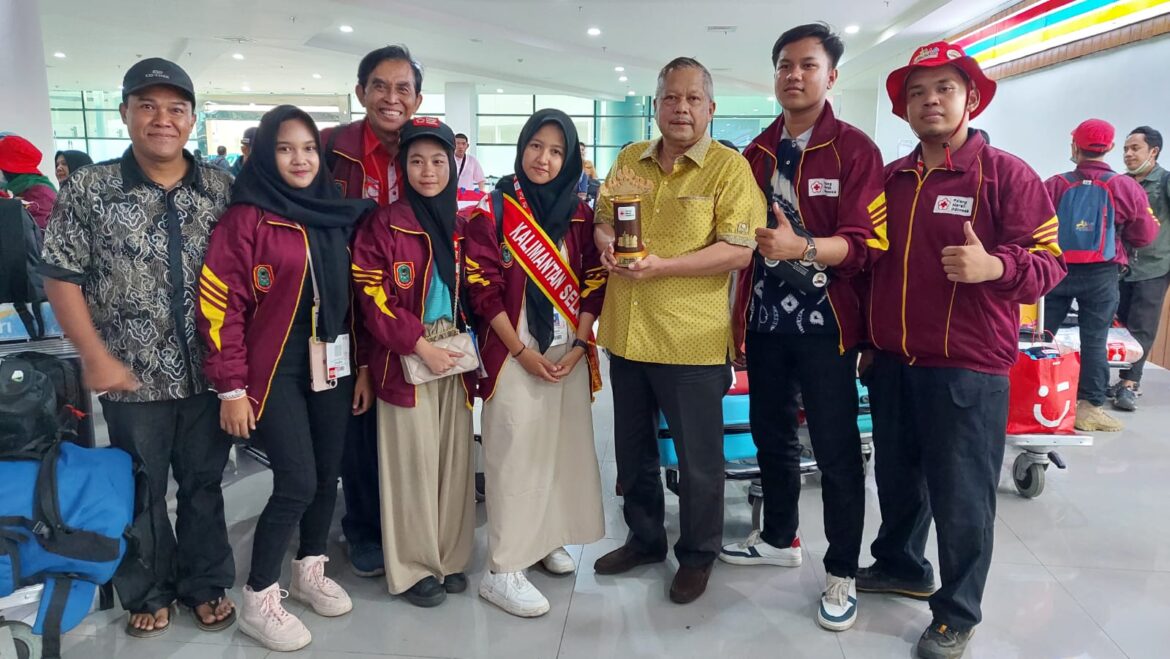 Sebagian dari Kontingen Jumbara PMR IX Tahun 2023 yang mengikuti kegiatan di Provinsi Lampung dan berhasil menempati posisi peringkat II foto bersama dengan Ketua PMI Provinsi Kalsel H Gusti Iskandar Sukma Alamsyah, SE, MH dengan memperlihatkan piala kemenangan yang berhasil diraih.(foto : ist)