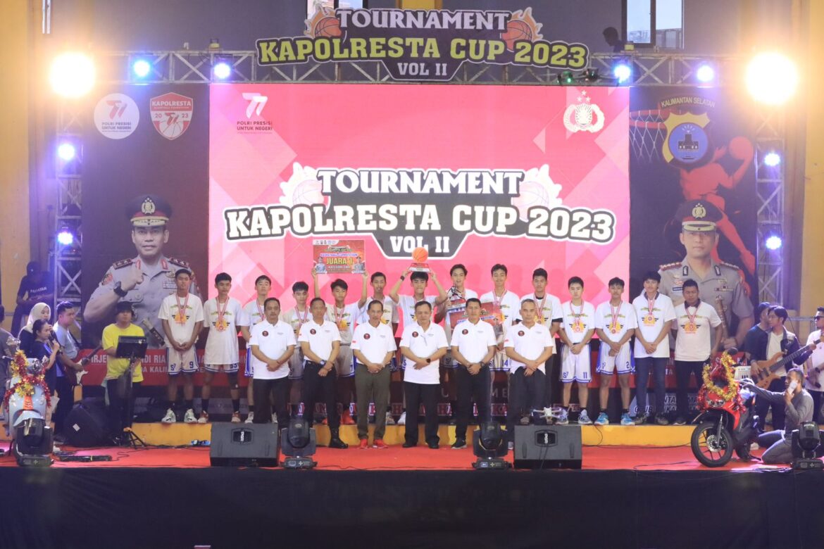 SANG JUARA - Kepala BNNP Kalsel Brigjen Wisnu Andyana dan Dansat Brimob Polda Kalsel Kombes Pol Ronny Suseno, Ketua KONI Banjarmasin Hermansyah, serta Kapolresta Banjarmasin Kombes Pol Sabana Atmojo saat menutup Tournament Kapolresta Cup 2 Vol II Competition Basketball Tahun 2023, antar SMA dimenangkan SMAN7, Jumat (7/7/2023 sore)
