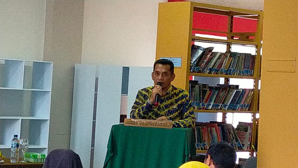 Dispersip Kalsel memberikan pembinaan pada pengelolaan perpustakaan daerah di Kabupaten HST.(foto : yufanata/brt)