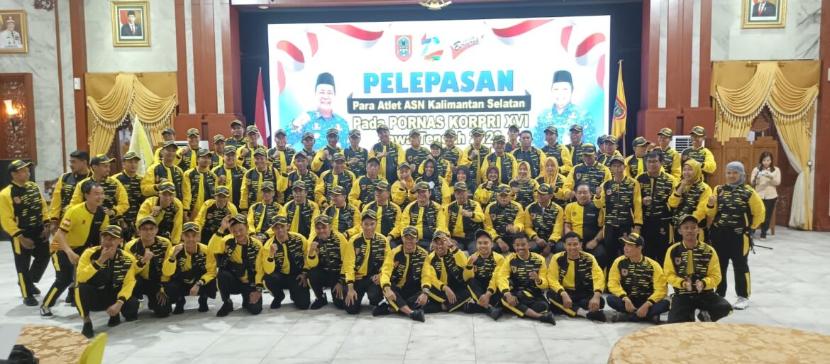 Kontingen Korpri Kalsel yang dilepas untuk mengikuti Pornas XVI Korpri 2023 di Semarang, Jawa Tengah (Jaten). (foto: Tolah/brt)