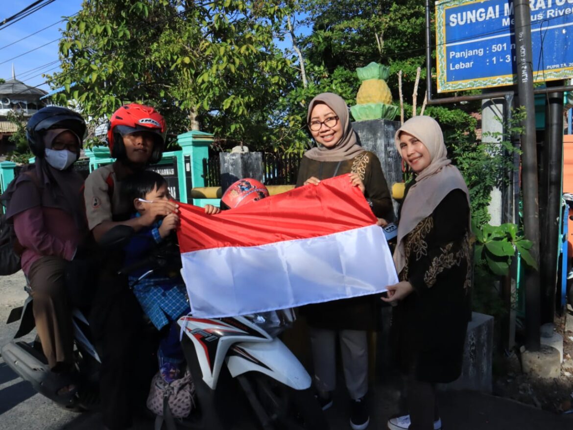 Kadiskominfotik Kota Banjarmasin, Windiasti Kartika bersama jajarannya membagikan bendera Merah Putih.