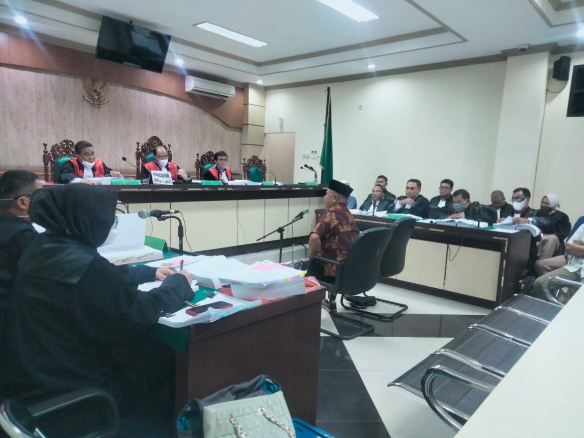 Saksi Gilim ketika memberikan kesaksiannya pada sidang gratifikasi dan TPPU bendungan Piani Tapin.